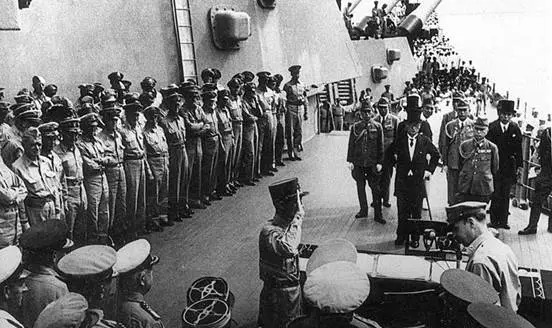 △1945年9月2日,东京湾“密苏里”号军舰上的日本投降仪式。