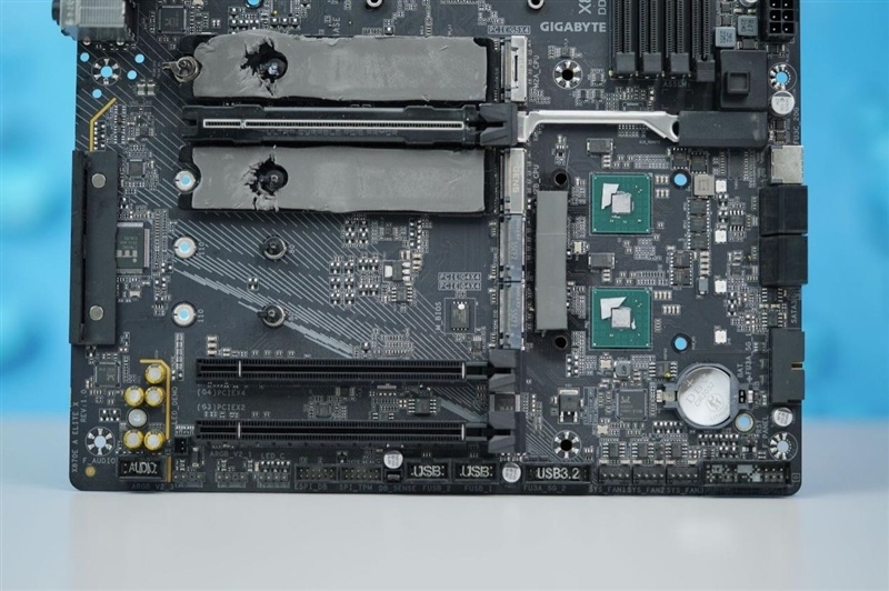 EXPO ULL到底有多强!技嘉X870E AORUS ELITE X3D主板评测:一键提升5%游戏帧率