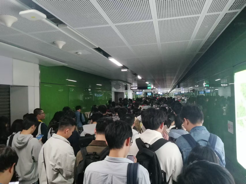 周书言考完事业编到地铁口发现好多人