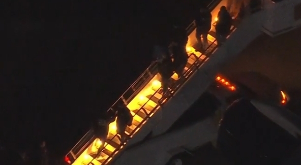 当地时间1月3日,被绑走的马杜罗在纽约走下飞机。 美联社视频截图