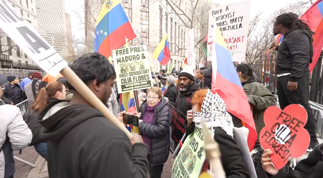 当地技艺3月26日，马杜罗扶直者汇注在法院外抗议，条款开释马杜罗。 视频截图