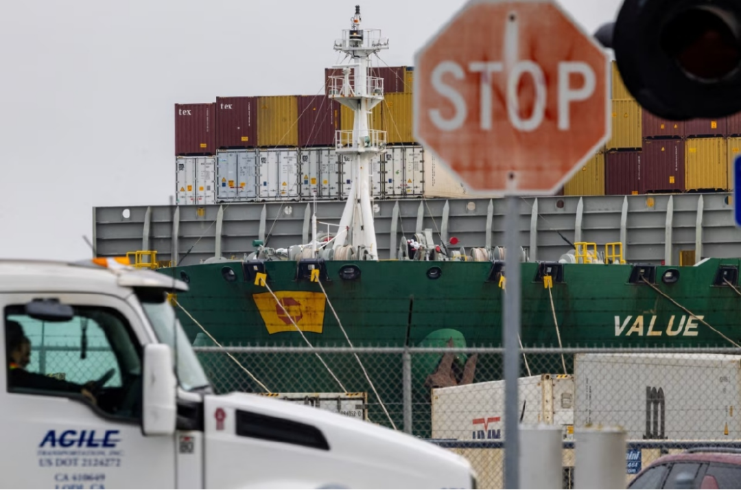 ◆2月23日,一艘满载集装箱的货船停靠在美国加利福尼亚州的奥克兰港口。(图源:路透社)