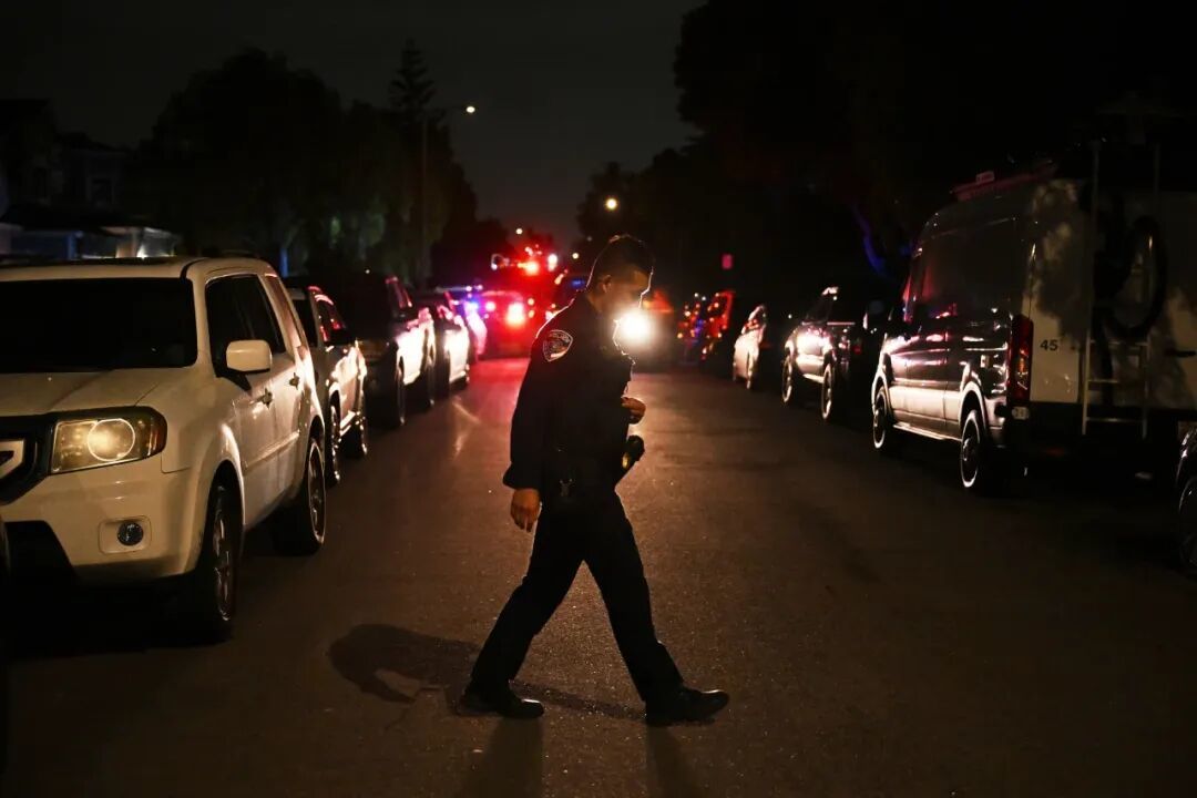 托兰斯一名警察周六在加利福尼亚托兰斯的一处与科尔·托马斯·艾伦有关的地址现场工作,艾伦是白宫记者晚宴枪击案的嫌疑人。