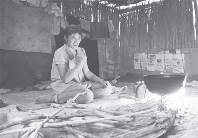 搬迁前，达里雅布依村村民古丽巴哈尔&middot;阿不都拉在家中做饭。　　新华社记者胡虎虎摄