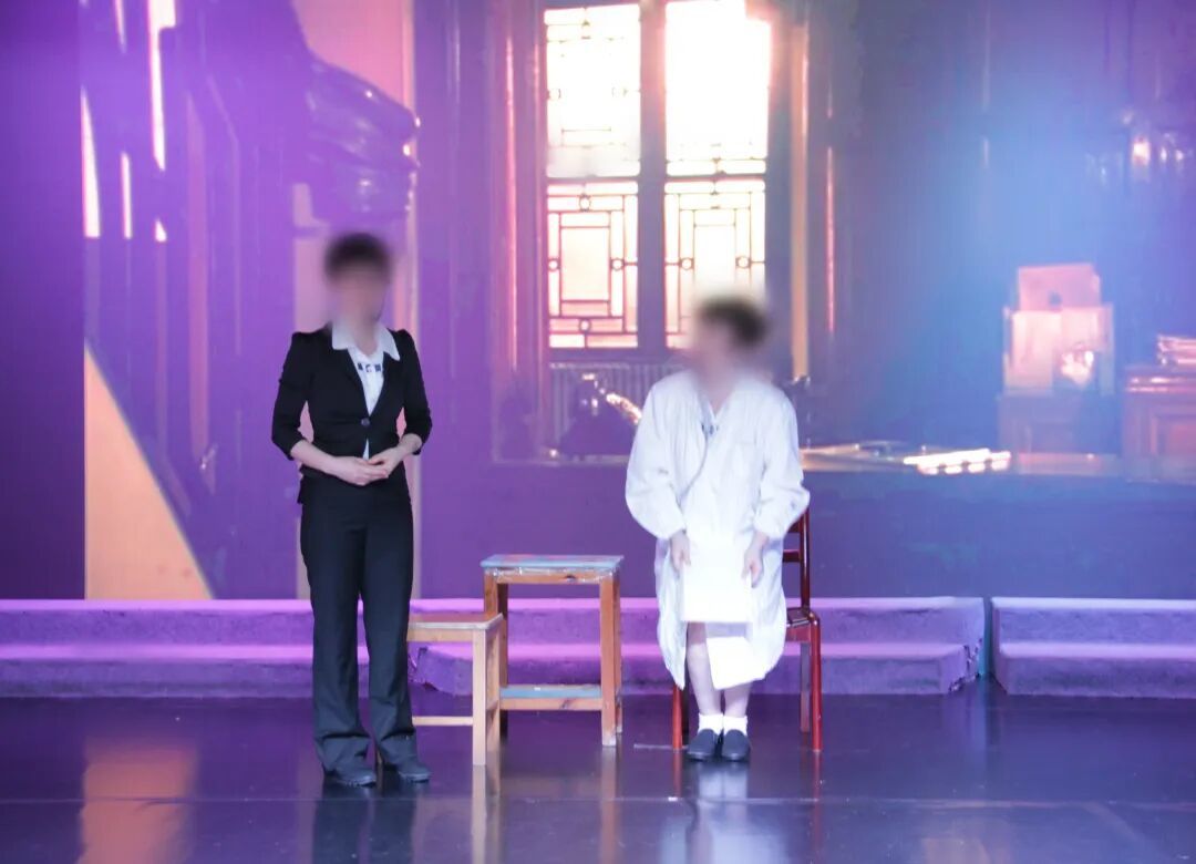 上海女子监狱的民警通过戏剧排演,引导女性罪犯在艺术创作中感悟生命价值、审视过往经历(图/受访者提供)