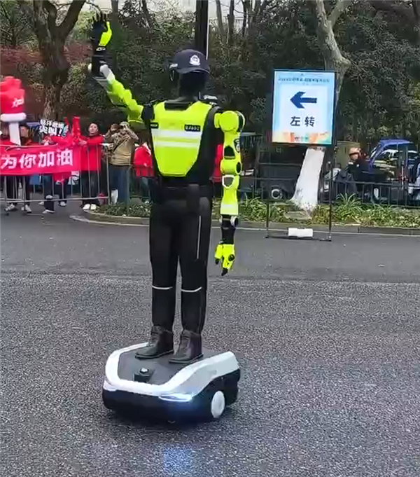 跑马拉松护航的居然是AI机器人:和真人指挥动作无异