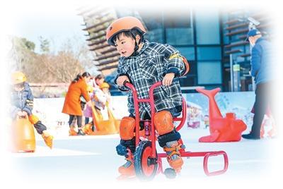 1月7日，游客在浙江省湖州市德清县下渚湖&middot;奇幻谷景区户外冰场体验冰上自行车。王树成摄（人民图片）