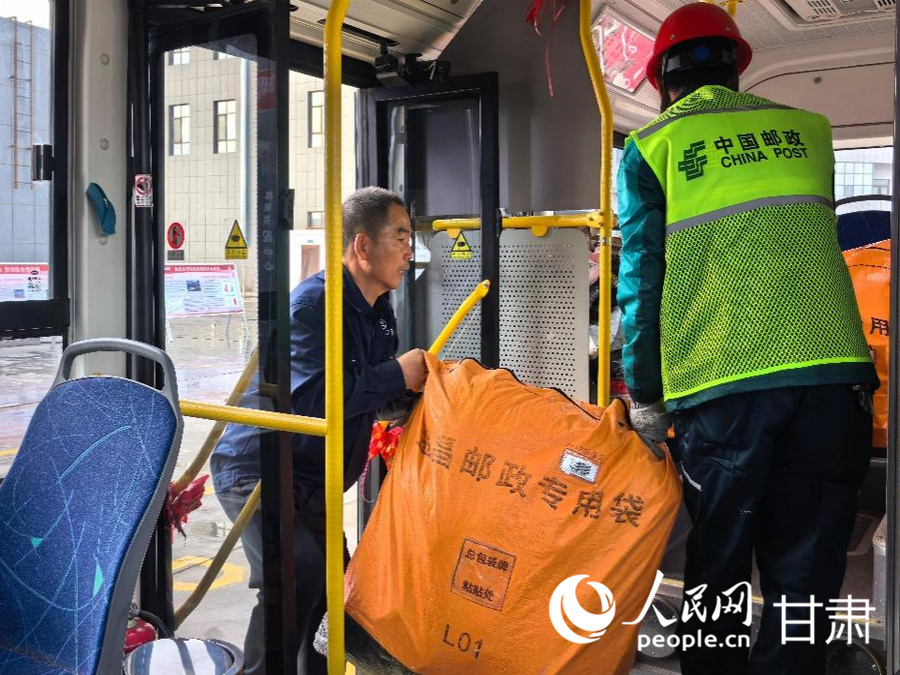 永昌县交通运输局购置10辆“微公交”,用于镇到村的接驳运输。车辆大小与面包车相仿,前面拉客,后面用来载货。人民网记者 高翔摄