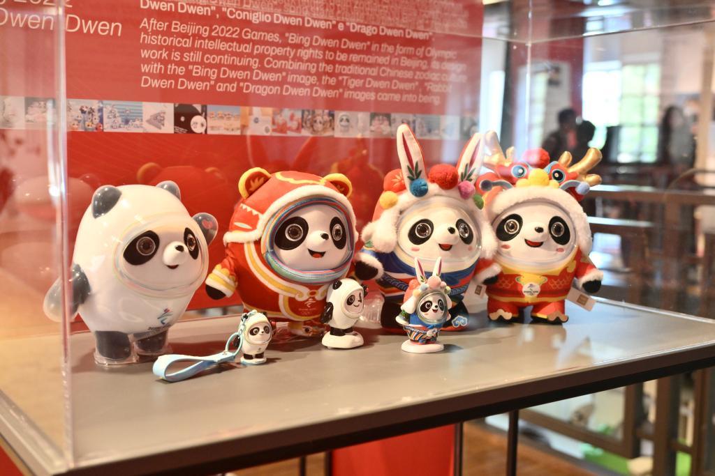 2024年4月15日在意大利米兰设计周“中国周”展区拍摄的“冰墩墩”系列产品。 新华社发