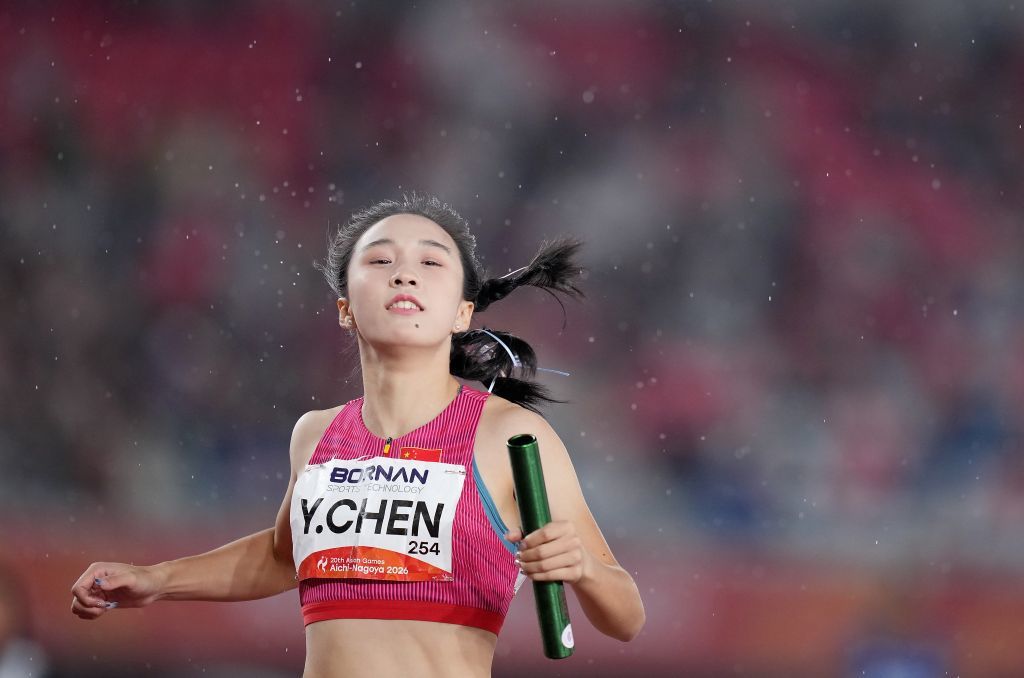 9月29日，中国队第四棒选手陈妤颉在男女混合4X100米接力决赛中冲线。新华社发（吕小炜 摄）