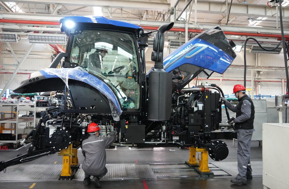 2025年2月19日，工东说念主在位于潍坊市的潍柴雷沃明智农业科技股份有限公司拼装坐蓐农机开垦。新华社记者 徐速绘 摄