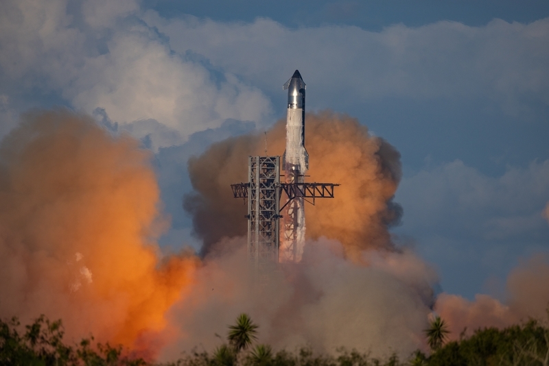 2025年10月13日,美国得克萨斯州,SpaceX新一代重型运载火箭“星舰”发射升空,实施第11次试飞。 IC Photo