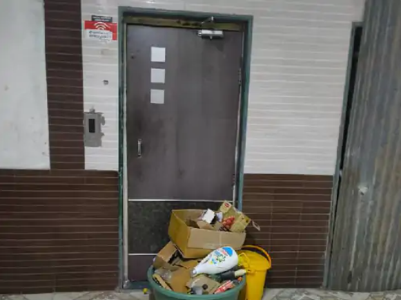 ▲老人从三楼电梯入口处跌落位置