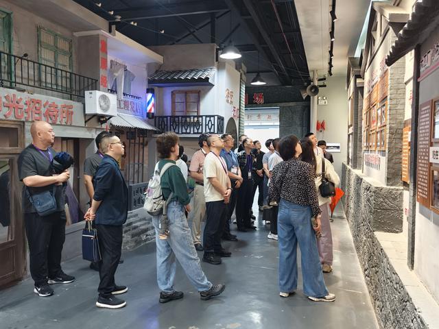 游客在388三线文化纪念馆内参观。阿娅供图