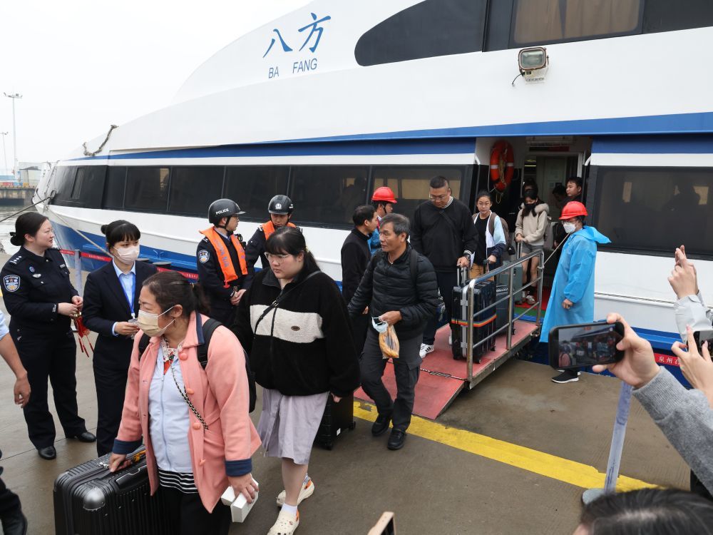 4月3日，在福建泉金客运码头，旅客走出泉金“小三通”客运航线“八方”轮。新华社记者 姜克红 摄
