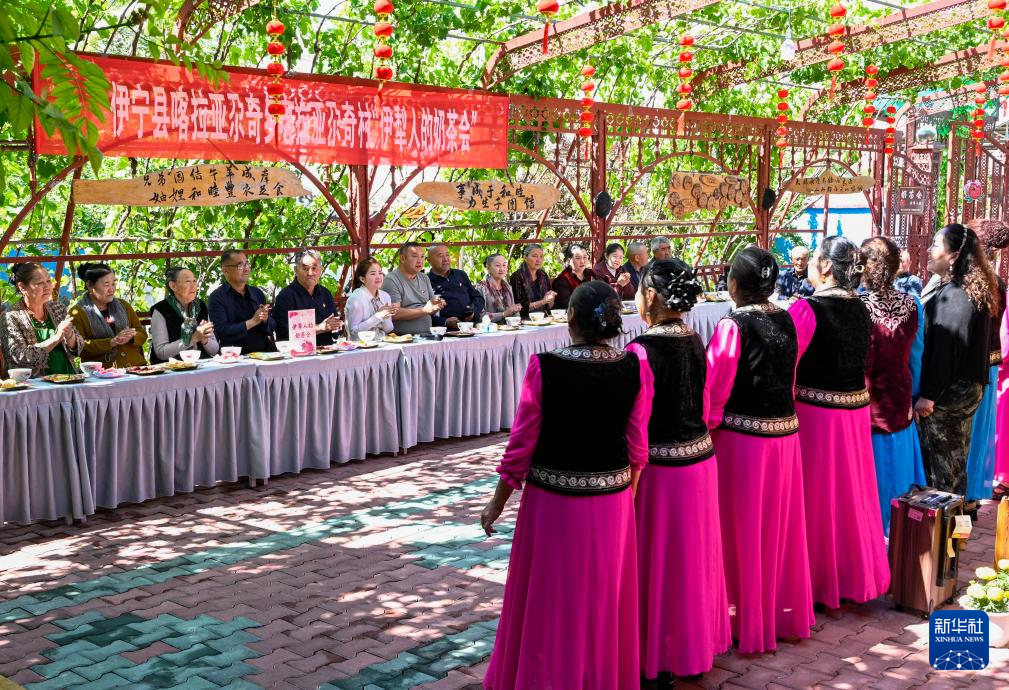 干部群众在新疆伊宁县喀拉亚尕奇乡喀拉亚尕奇村“伊犁人的奶茶会”上观看表演（5月14日摄）。