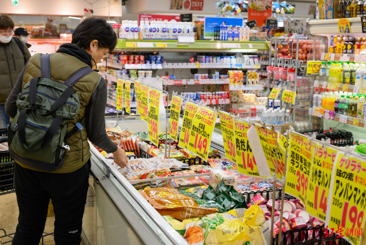 ▲日本消费者在超市选购商品