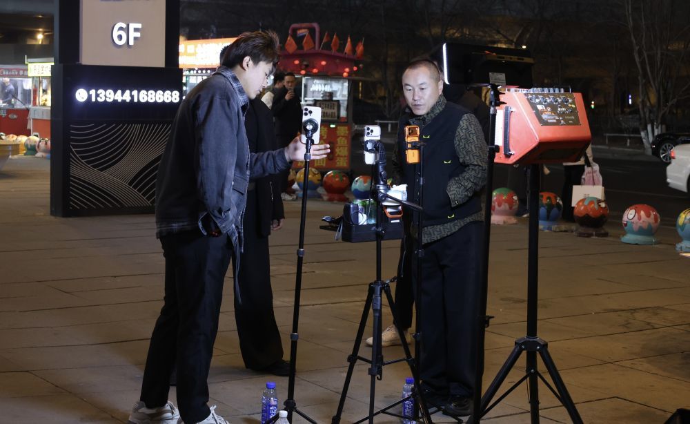 长春街头，主播带上灯架，开启直播。新华社记者唐铭泽 摄