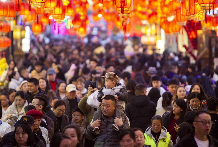 2026年2月17日，游客在贵州省安顺市西秀区安顺古城历史文化街区游玩。新华社发（程洪凯摄）