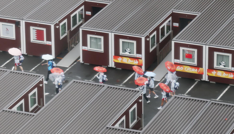 中国队离开集装箱住宿地。