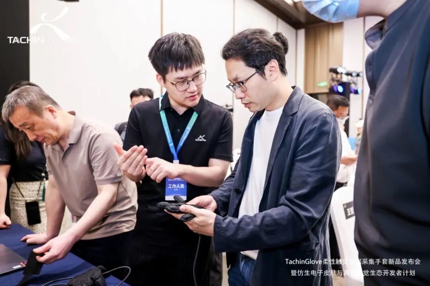 ▲途见科技新品发布会上介绍数据采集手套功能,图源:途见科技官方公众号