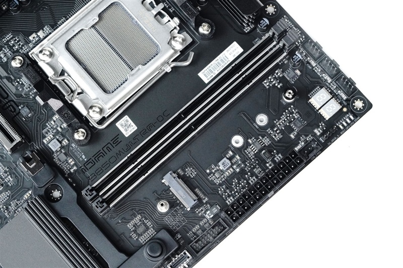 超乎意想的千元级电竞主板！七彩虹iGame B850M Ultra-OC V14主板评测