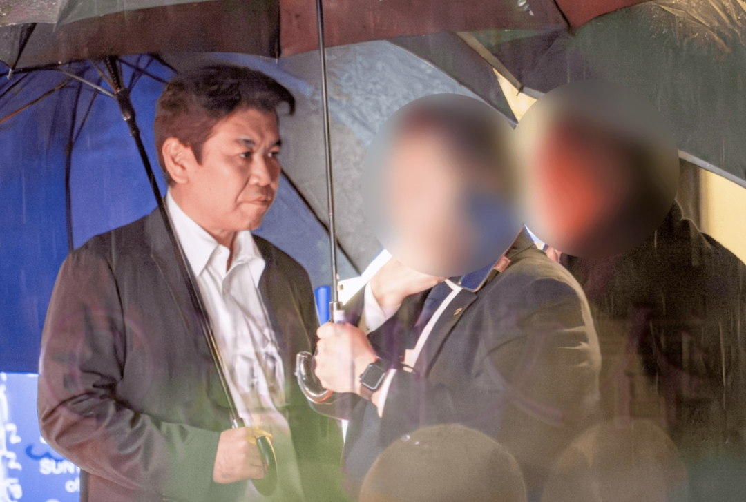 ·被记者围堵的松本。(日本《周刊文春》杂志)