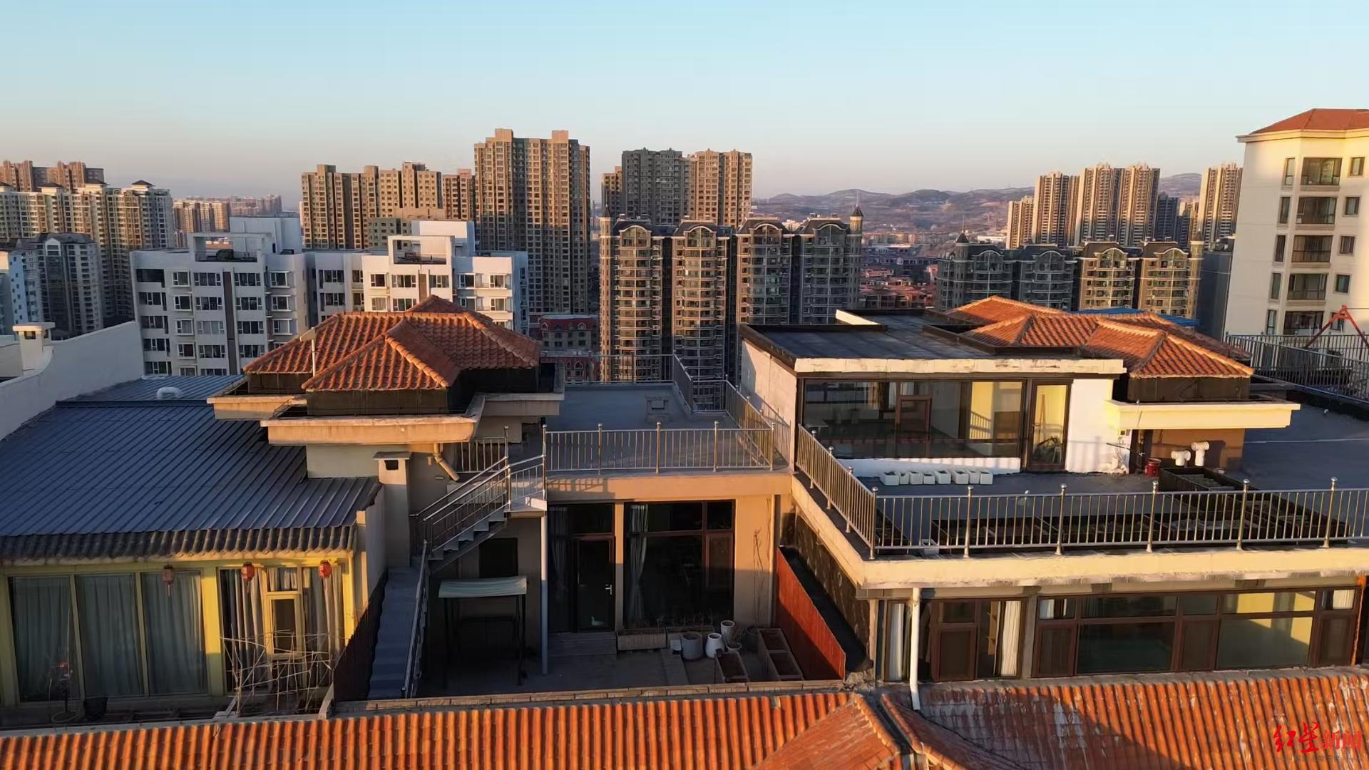 ▲府东公园小区6号楼部分业主违规加盖的楼层