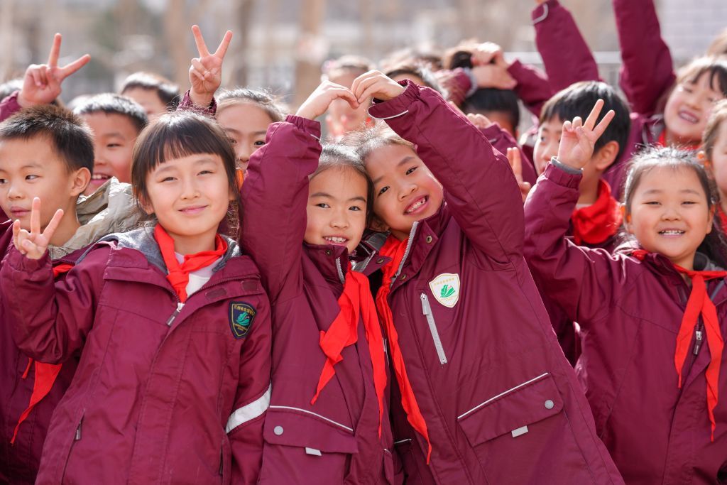 2026年2月25日,兰州市东郊学校校园内,学生们在新学期第一天合影。新华社记者 郎兵兵 摄
