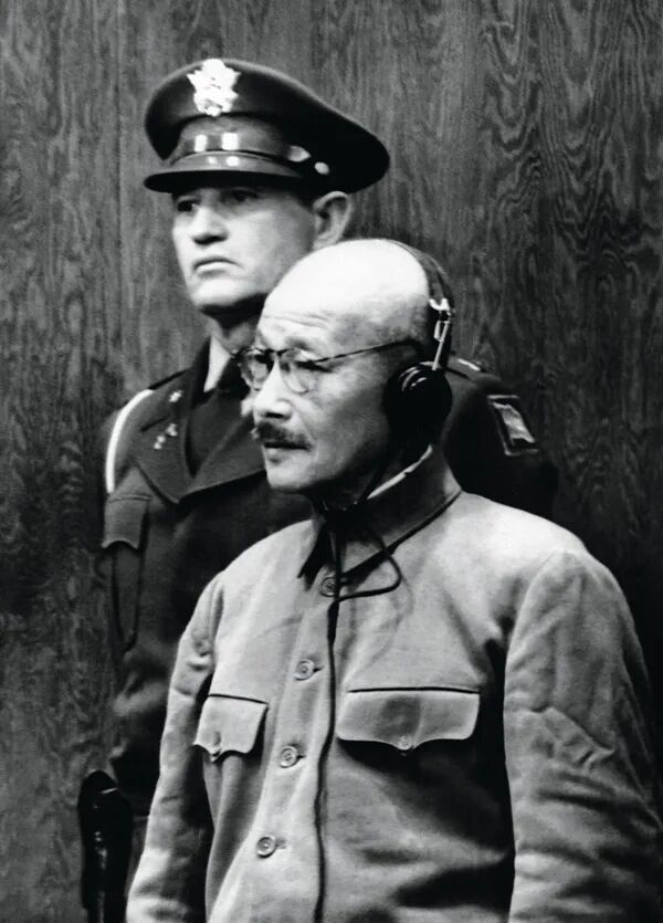 ·东京审判期间,东条英机在法庭上。(视觉中国)