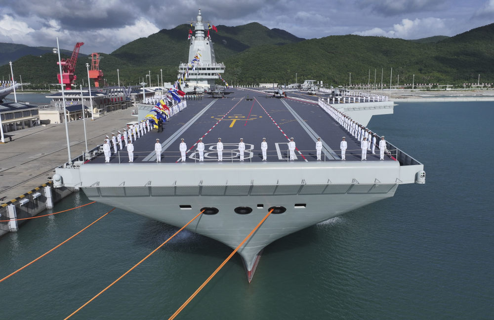 我国第一艘电磁弹射型航空母舰福建舰入列授旗仪式在海南三亚某军港举行(2025年11月5日摄)。新华社记者 李刚 摄