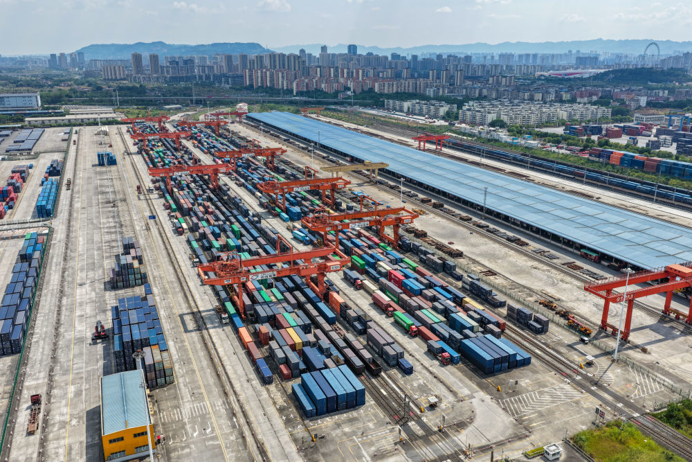 这是7月28日在重庆市沙坪坝区拍摄的重庆国际物流枢纽园区团结村中心站。新华社记者黄伟 摄