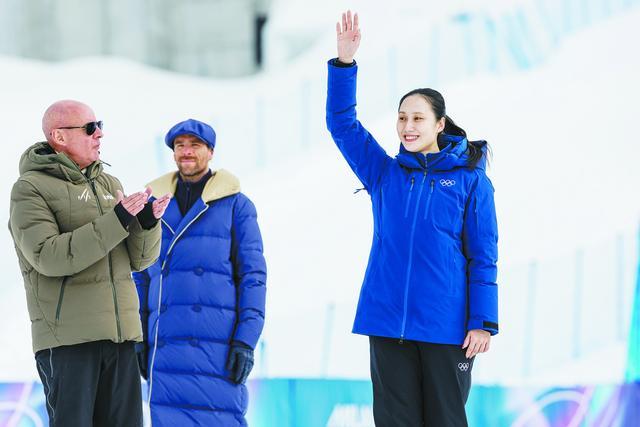 米兰冬奥会上，张虹（右）作为国际奥委会委员现身 男子单板滑雪坡面障碍技巧项目颁奖仪式，为苏翊鸣等 获奖选手颁奖。 （视觉中国）