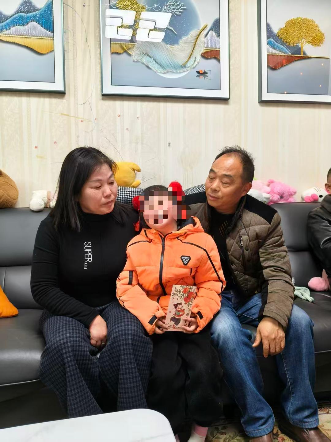 ▲黄庆芝夫妇带“奶娃”走亲戚