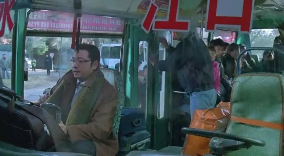 2010年上映的电影《人在囧途》中,有一幕是春运的旅客在大巴上唱起《有钱没钱回家过年》。/图源:电影《人在囧途》
