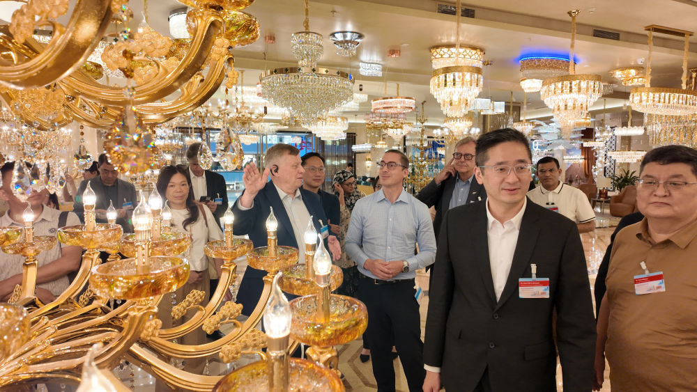 外国在港领团和商界参访团在广东省中山市星光联盟全球品牌灯饰中心参观（4月10日摄）。新华社发（李俞辉摄）