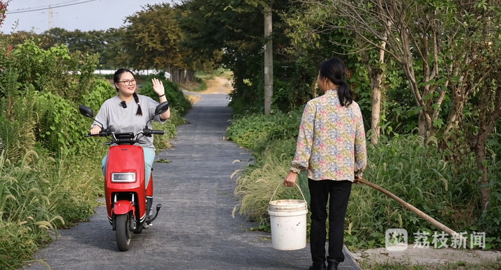 三星村本地00后姑娘惠娴去瓦尔登书局上班的路上和村民打招呼