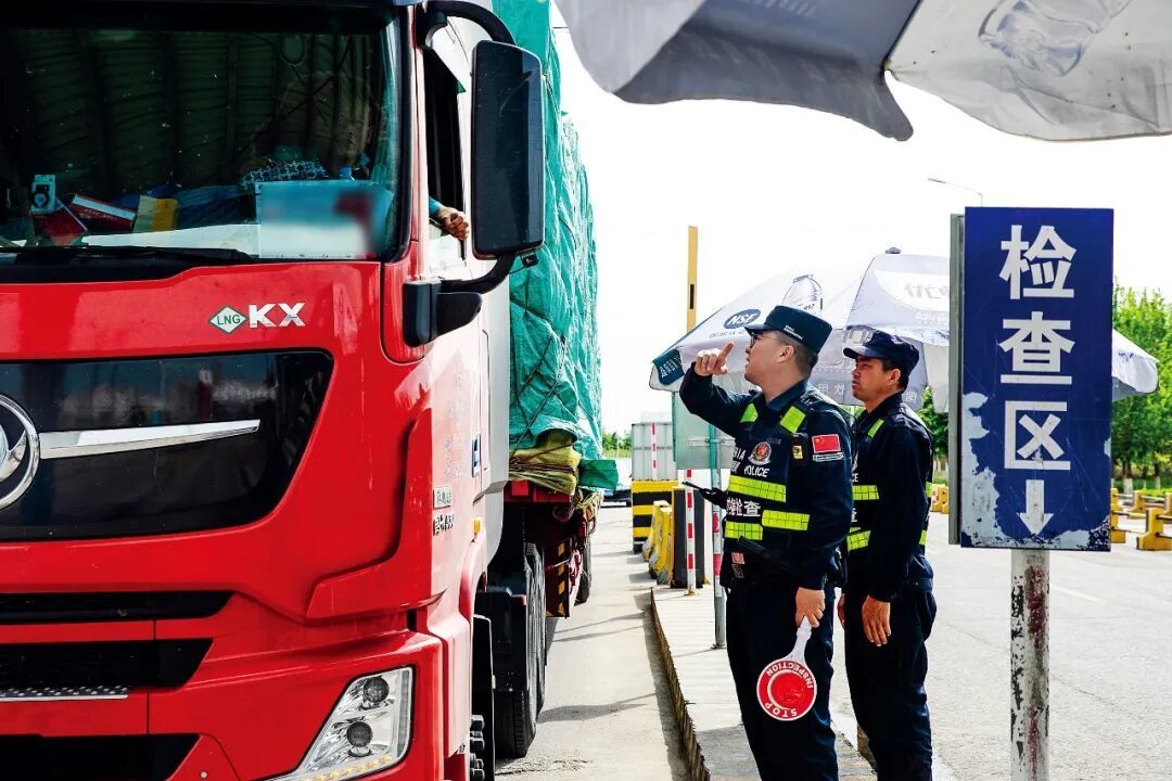 2024年4月，新疆伊犁，民警为过往司机指路，提醒其注意休息，避免疲劳驾驶。图/视觉中国