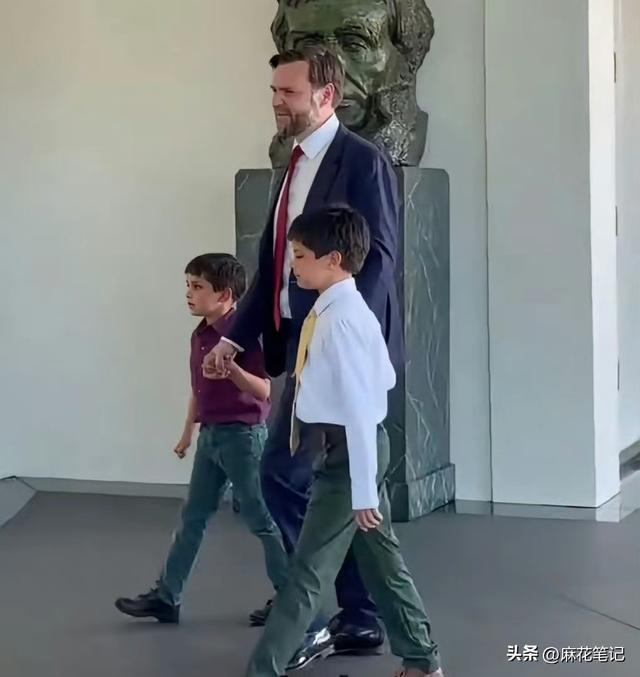 5月12日，特朗普离宫后，万斯到宫中值班。 他带着两个儿子到白宫，面带微笑，心情大好