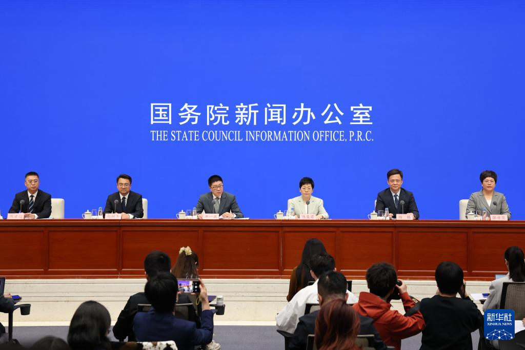 4月29日，国务院新闻办公室在北京举行新闻发布会，中央网信办（国家网信办）副主任牛一兵，广西壮族自治区党委常委、宣传部部长陈奕君，中央宣传部文明培育局局长赵树杰，中国网络社会组织联合会秘书长杨栋，南宁市委常委、宣传部部长张自英介绍2026年中国网络文明大会有关情况，并答记者问。 新华社记者 唐如峰 摄