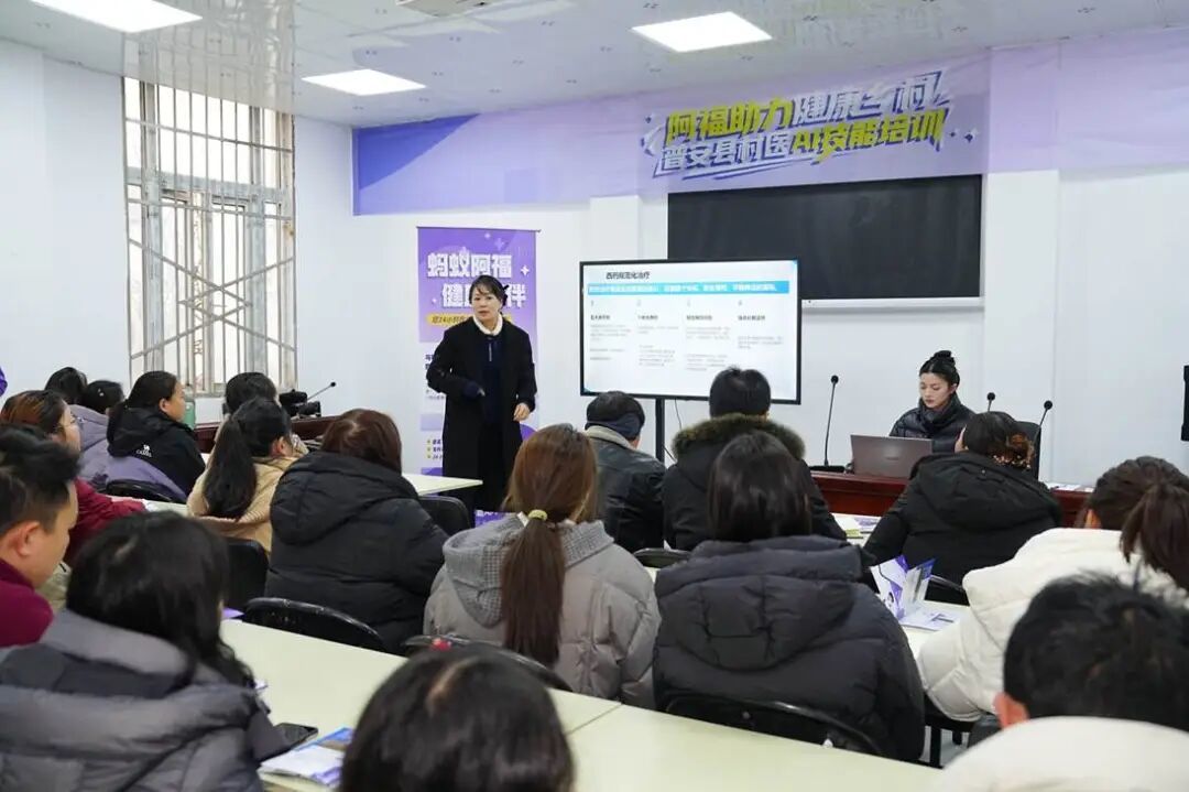 成都中医药大学附属医院心内科副主任医师钟丹与村医们分享、交流当地高发疾病的诊疗经验