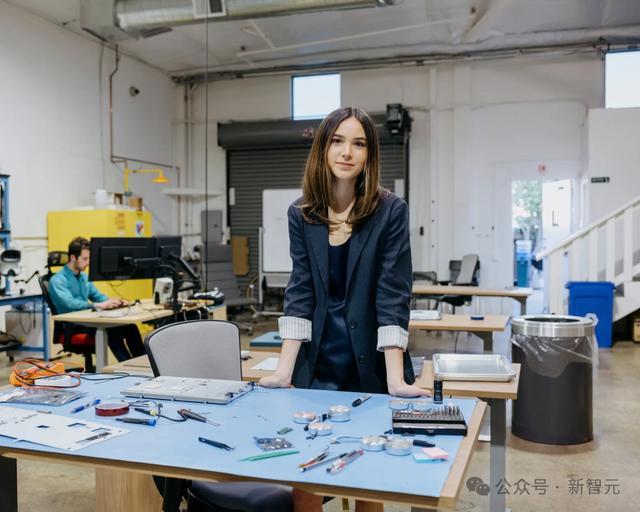 24岁的Isobel Porteous在一家初创公司工作，她认为这是一个百年一遇、可以顺势搭上人工智能浪潮的时刻