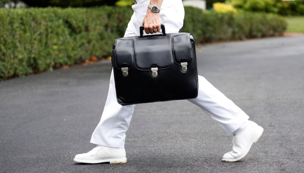 ▲华盛顿白宫，一名军事助理手提装有核武器发射密码的公文包（图源：路透社）