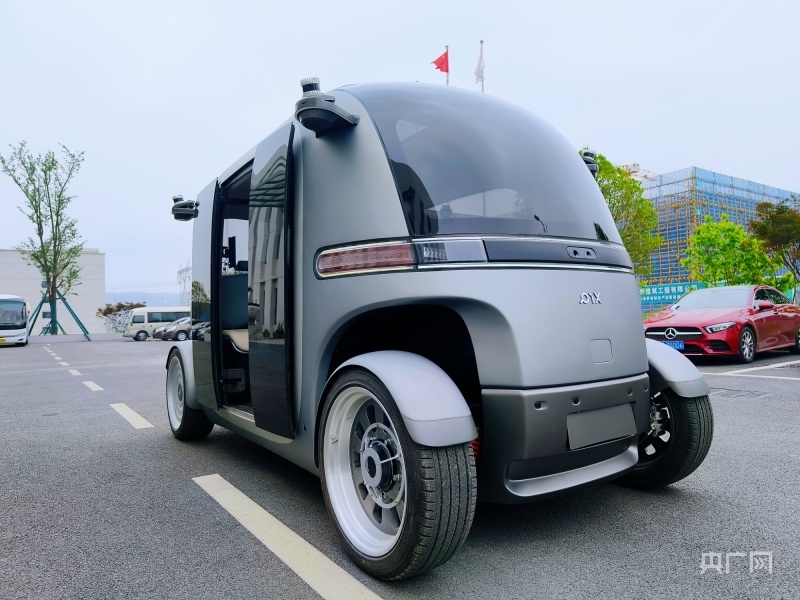 无人驾驶小巴科技感十足（央广网记者 栾小琳 摄）