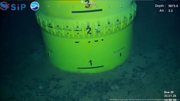 日本海洋开发机构公布的挖掘淤泥的管道照片 美联社