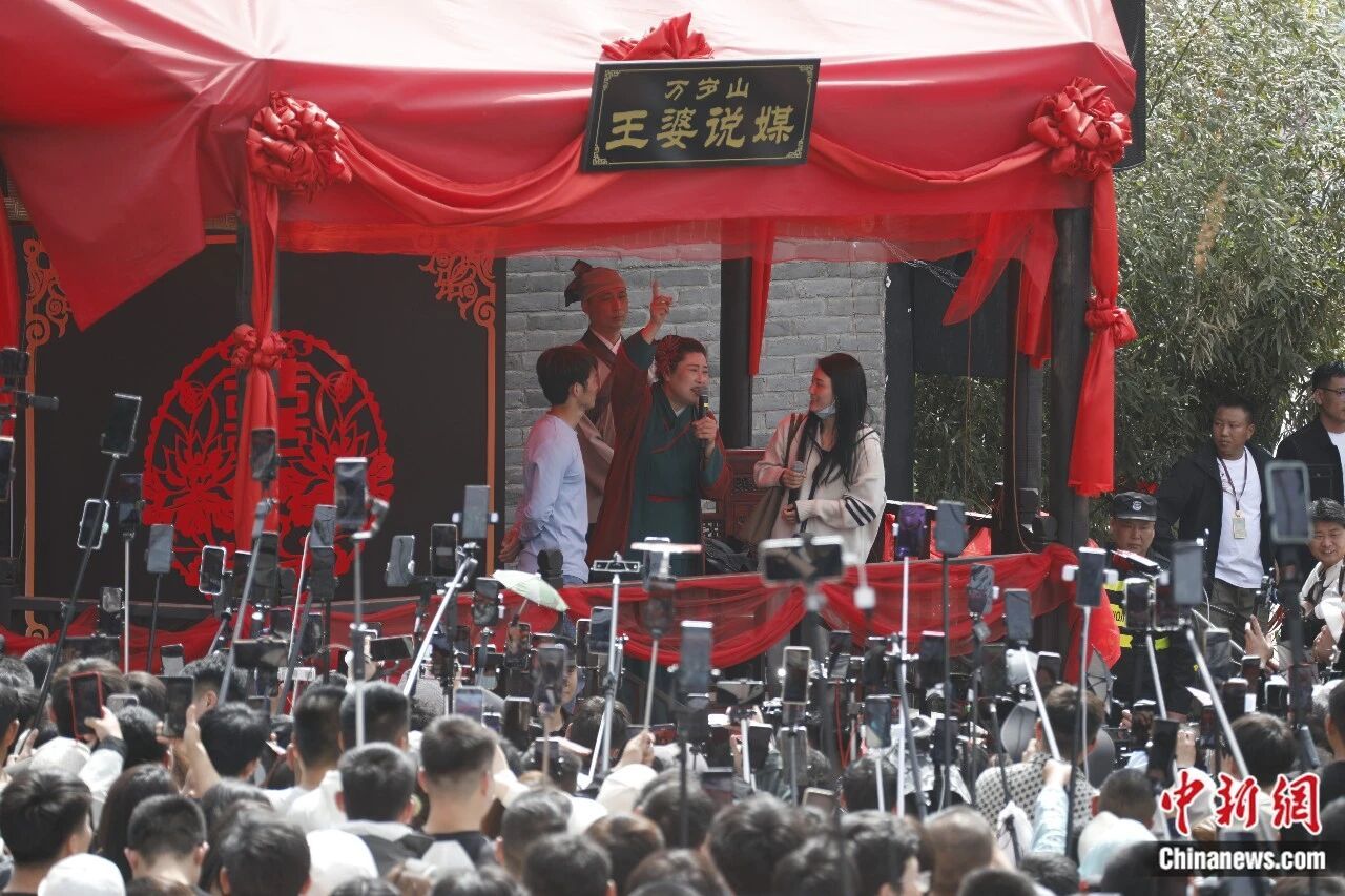 河南开封万岁山武侠城“王婆说媒”现场。 阚力 摄