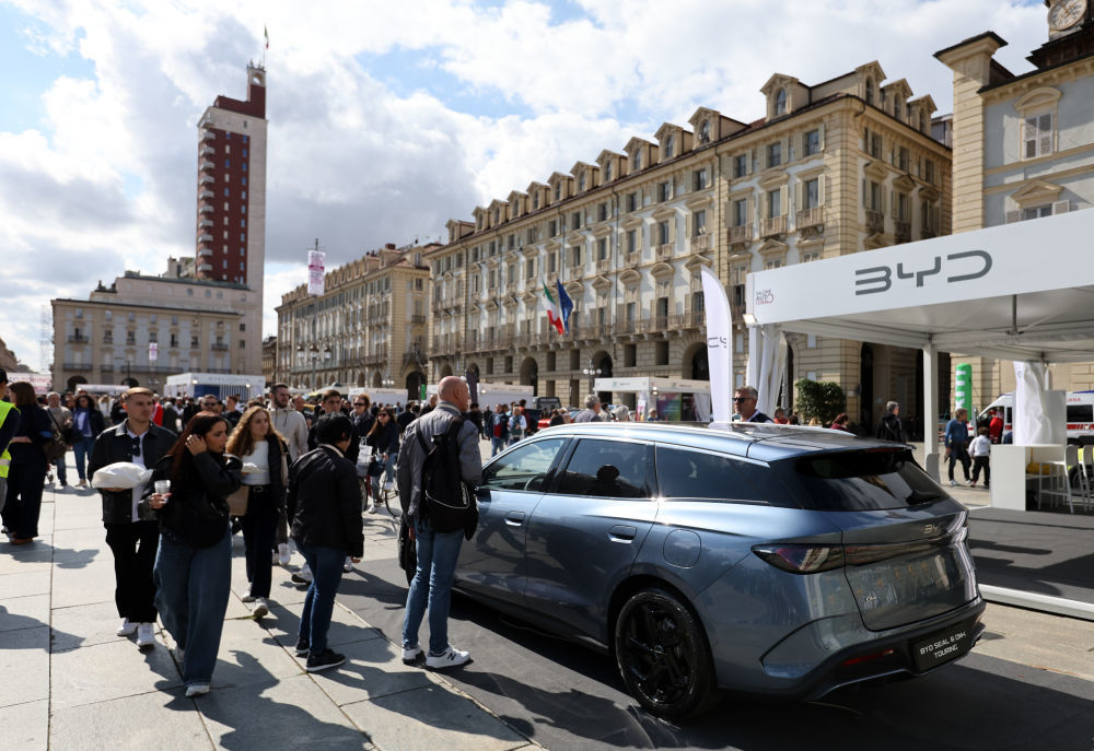 2025年9月27日，人们在2025年都灵车展上参观比亚迪汽车展区。在2025年都灵车展上，中国汽车品牌备受瞩目，共有17家中国汽车企业携新车型参展，约占总参展商数量的三分之一。