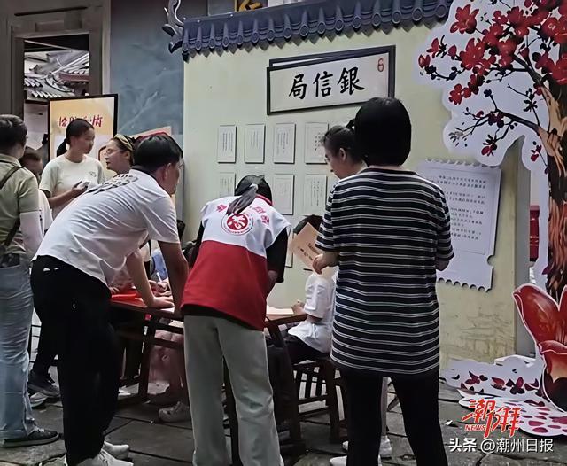 侨批书写体验吸引游客参与。