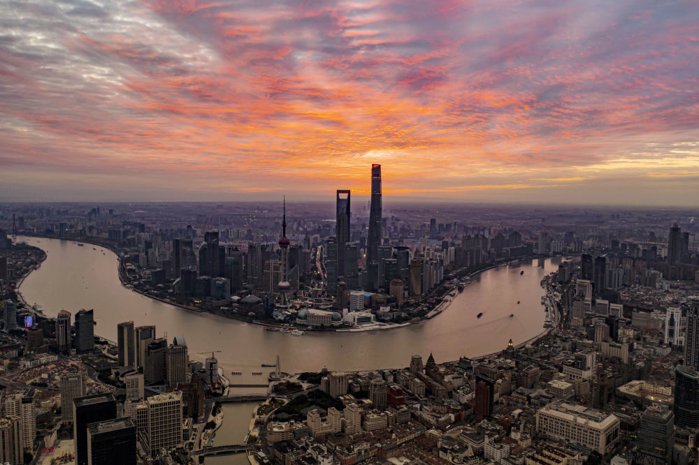 上海陆家嘴朝霞(2022年1月1日摄,无人机照片)。
