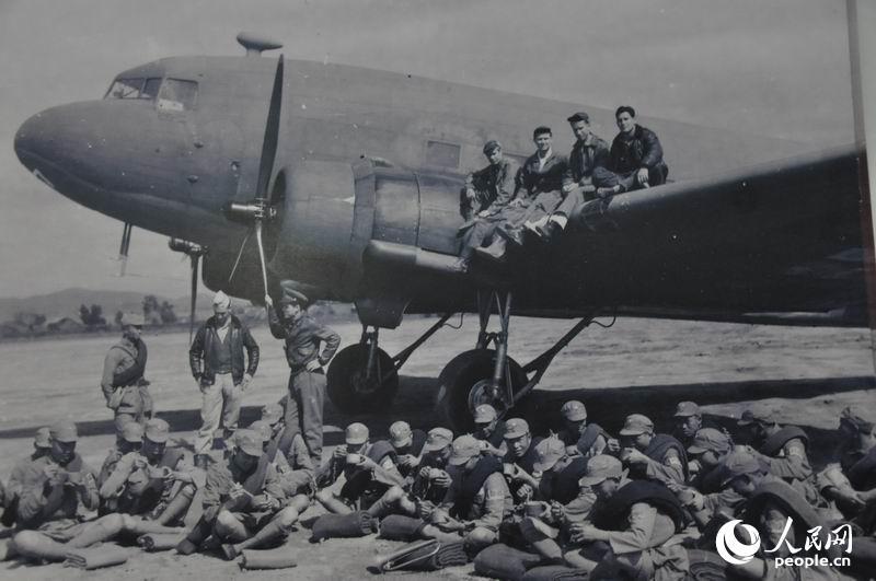 1944年2月1日，中国军人再被运往印度之前，在自己国土上吃最后一顿饭。